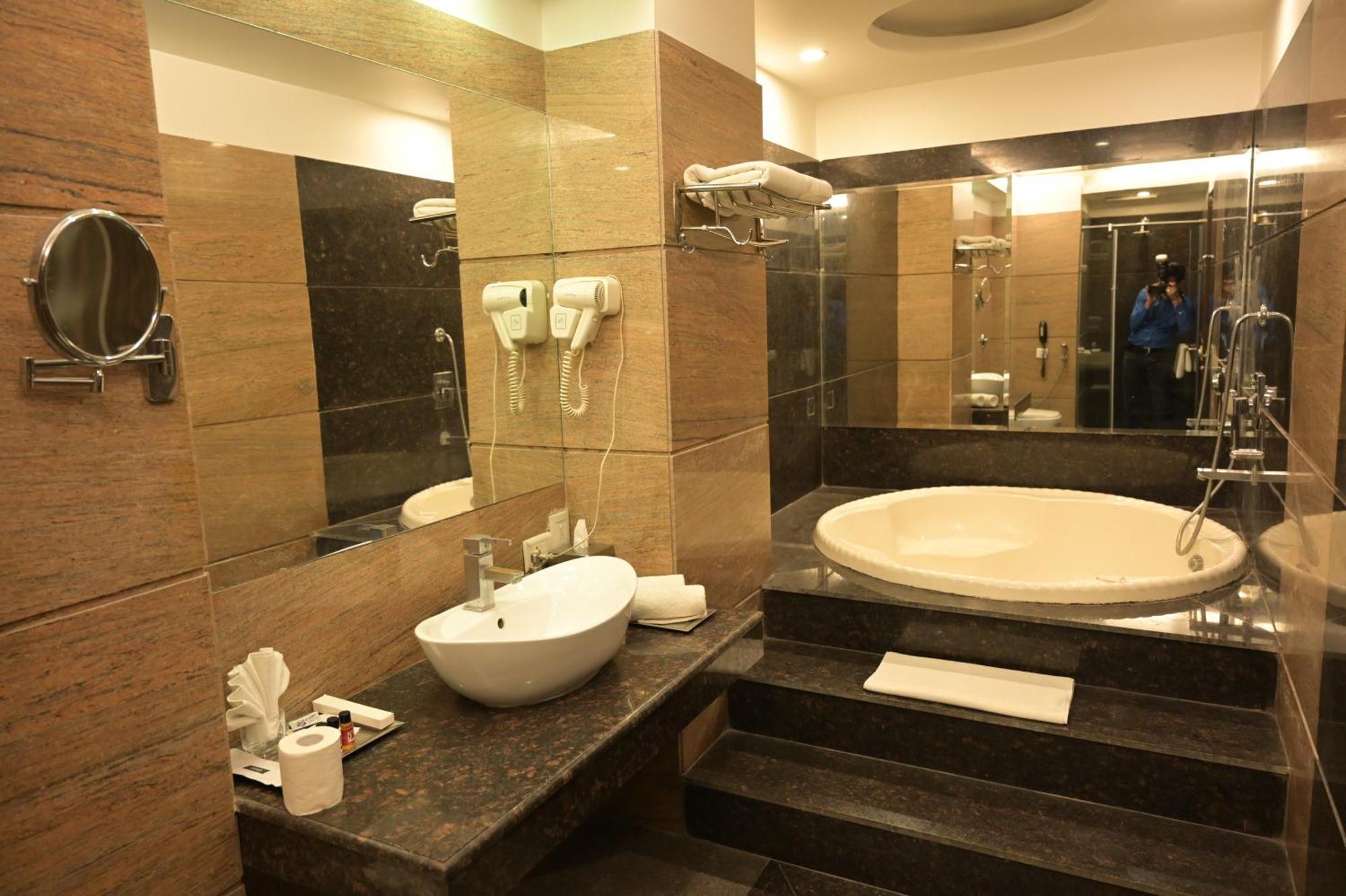 Hk Clarks Inn, Amritsar Exterior foto